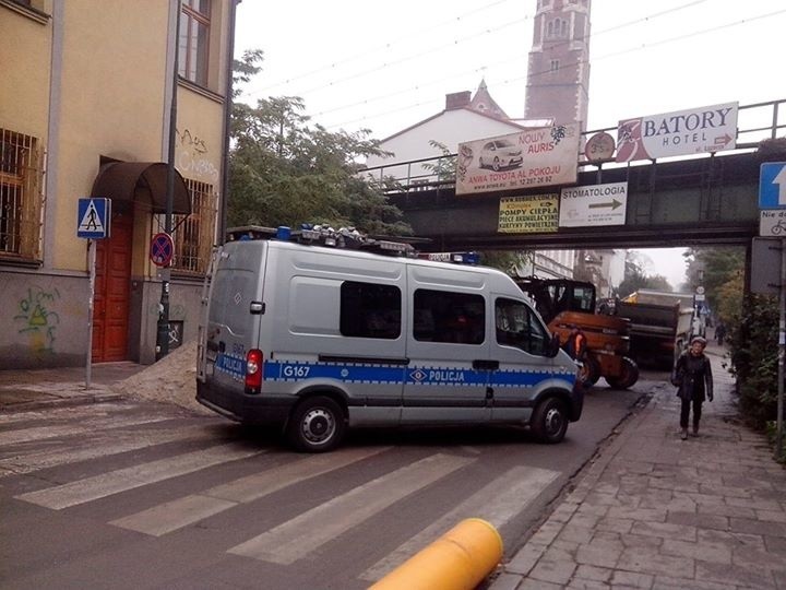 Kraków. Na ul. Kopernika nie ma objazdu dla rowerzystów, a policja na nich "poluje"