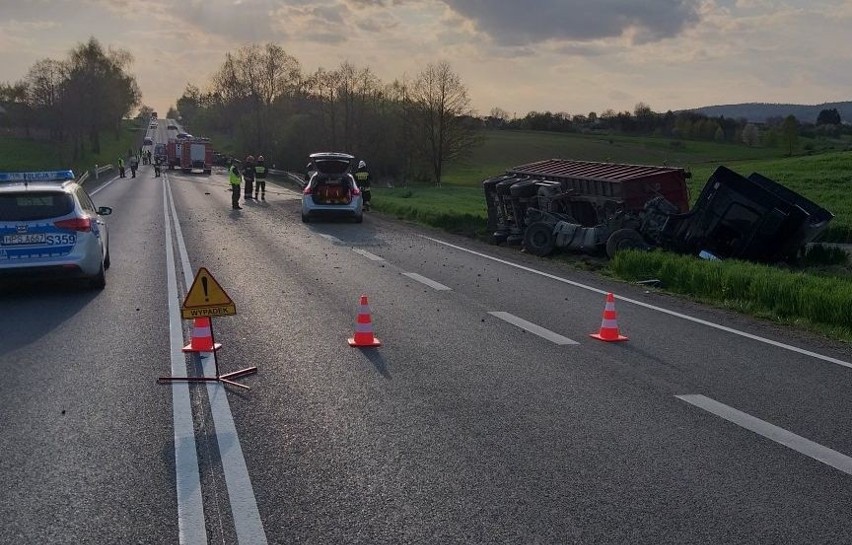 Wypadek w Baćkowicach. Nie żyje 19-latek, dwóch rannych. Krajowa trasa była całkowicie zablokowana