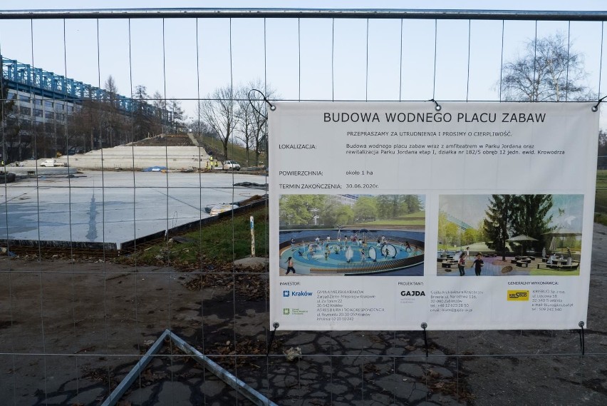 Kraków. Rewitalizacja parku Jordana. Trwa budowa wodnego placu zabaw [GALERIA]