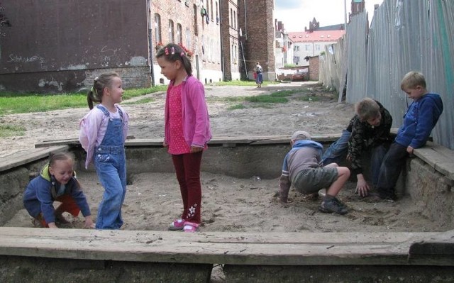 Zamiast placu zabaw jedynie piaskownica. Tu bawią się najmłodsi mieszkańcy ul. Stryjewskiego. 