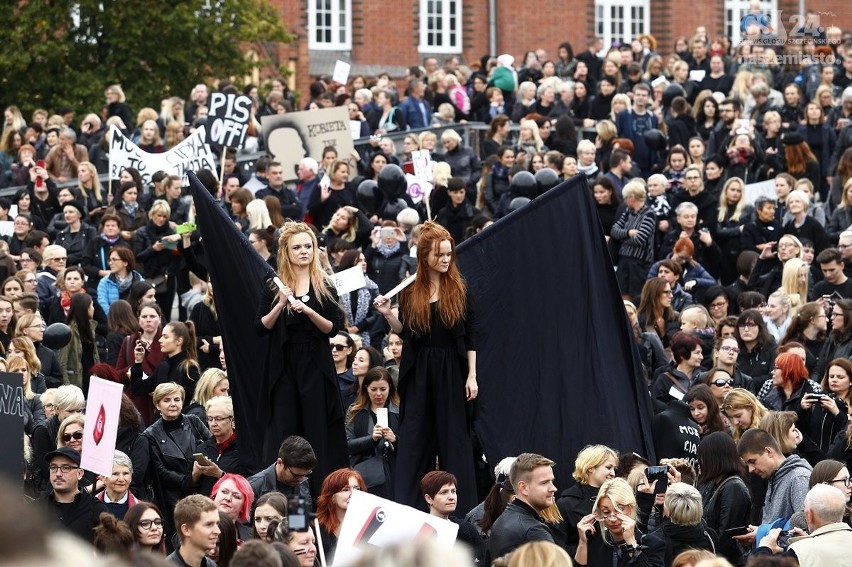 Czarny protest w Szczecinie. "Dość pogardy dla kobiet"