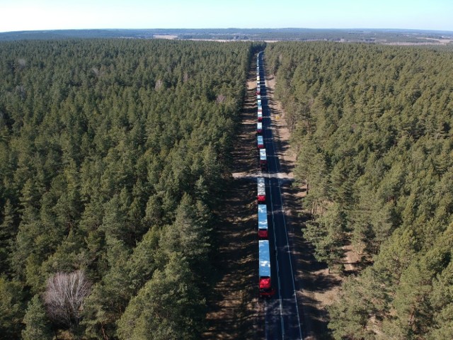 Przejście graniczne w Bobrownikach. Kolejki ciężarówek kończą się na 23-24 kilometrze.