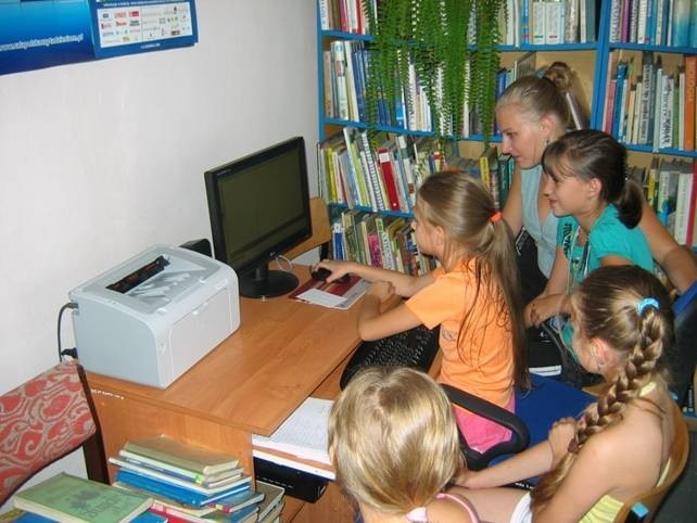 Raz w tygodniu dzieci spotykają sie na zajeciach edukacyjno...