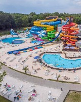 Rekreacja w Łodzi. W Aquaparku "Fala" na długi majowy weekend otwierają się baseny zewnętrzne i zjeżdżalnia kamikaze 
