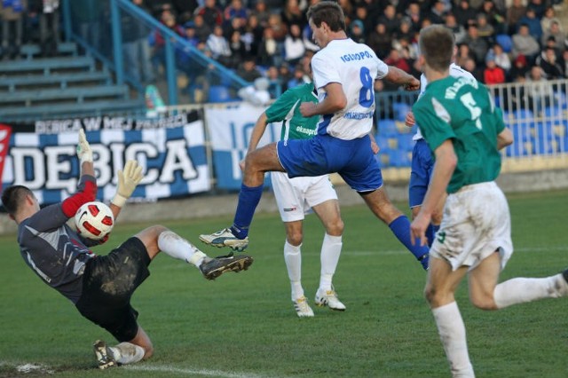 Ponad rok temu dębickie derby, rozegrane na stadionie Igloopolu zakończyły się wygraną Wisłoki. Jak będzie dziś?
