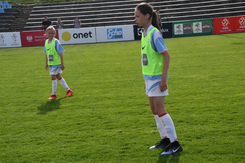 Futbolistki Gminy Brody Team wygrały w Nowinach Turniej Z Podwórka na Stadion o Puchar Tymbarku. Na Marysię Zając zwrócił uwagę trener kadry