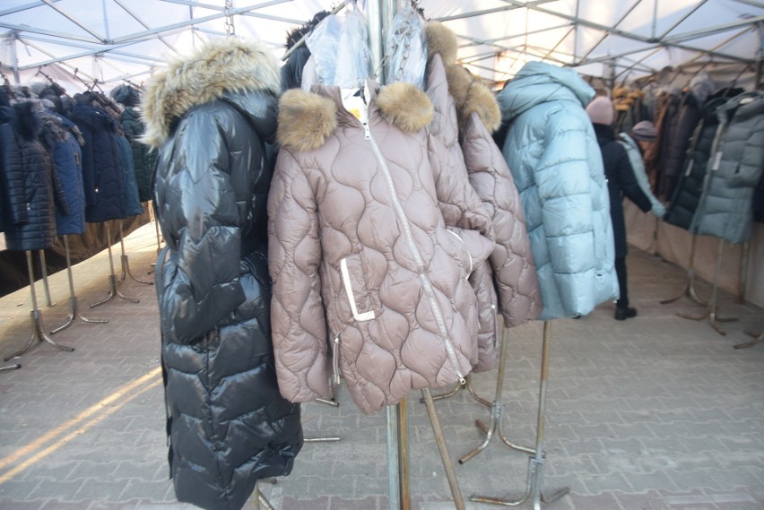 Swetry, bluzki, kurtki, płaszcze, buty na targu w Przysusze 30 stycznia. Duży wybór odzieży. Zobaczcie zdjęcia