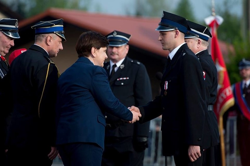 Premier na obchodach Dnia Strażaka w gminie Brzeszcze 