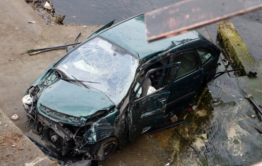 Citroen, który wpadł do kanału Trynka w Grudziądzu przez...