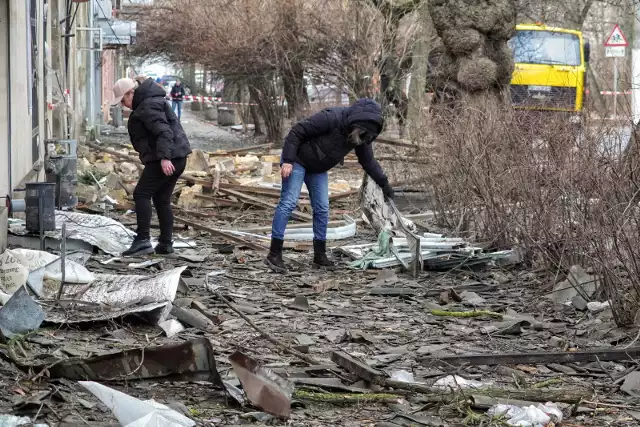 Zniszczenia po nocnym ataku rosyjskich dronów w Odessie. Uszkodzonych zostało ok. 10 budynków w różnych częściach miasta, sześcioro rannych osób trafiło do szpitali.