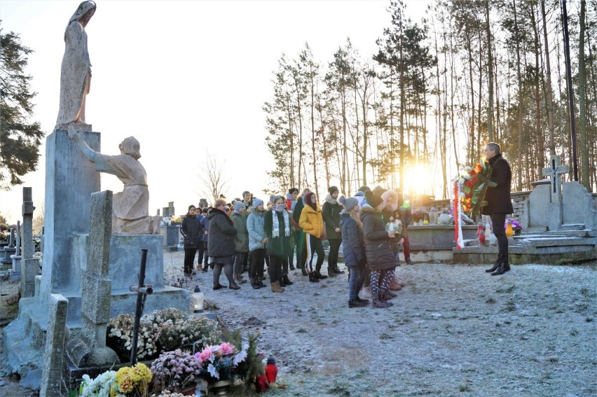 Wójt wraz z uczniami szkoły podstawowej w Ciepielowie uczcił...