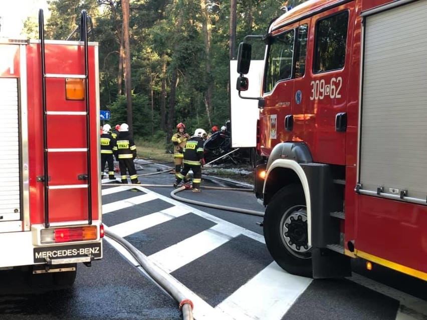 Tragiczny wypadek pod Bydgoszczą. Samochód osobowy zmiażdżony pod ciężarówką [zdjęcia]