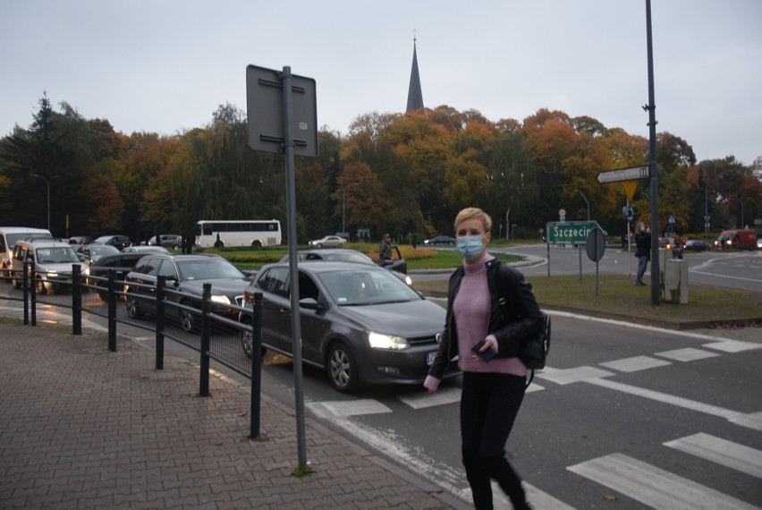 Do protestu kobiet w Stargardzie dołączyło wielu mężczyzn. "Chcemy wybór", "je*** PiS", "Zajmijcie się ciałem Chrystusa". Zablokowane rondo