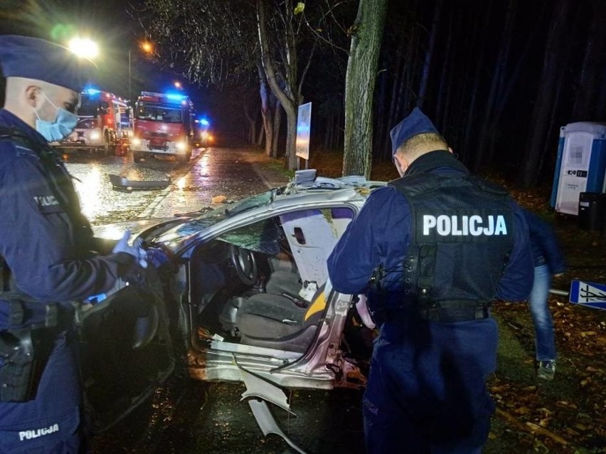 Śmiertelny wypadek w Jastrzębiej Górze. Nie żyją dwie osoby! Kierowca i pasażerka walczą o życie w szpitalu [zdjęcia]