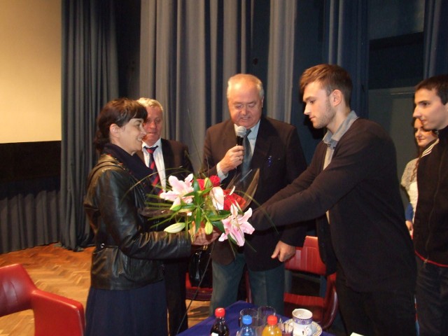 Zuzanna Kurtyka dostała kwiaty od młodzieży i napisała dedykację na publikacji IPN