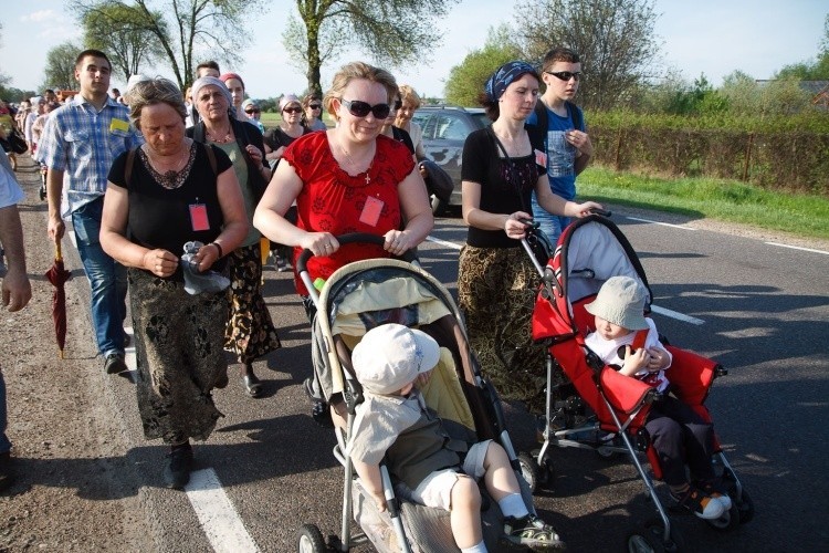 W piątek do zwierkowskiej cerkwi wyszły pielgrzymki  m.in....