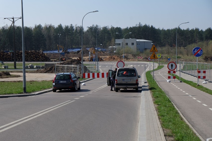 Warto pamiętać, że nieczynny jest przejazd przez tory...