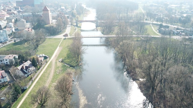 Policjanci z pomocą drona patrolują m.in. rozległe tereny nad Sołą