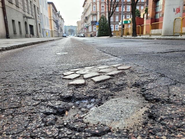 Akcja Dziura. Slalom między dziurami na ulicy Henryka Pobożnego w Słupsku