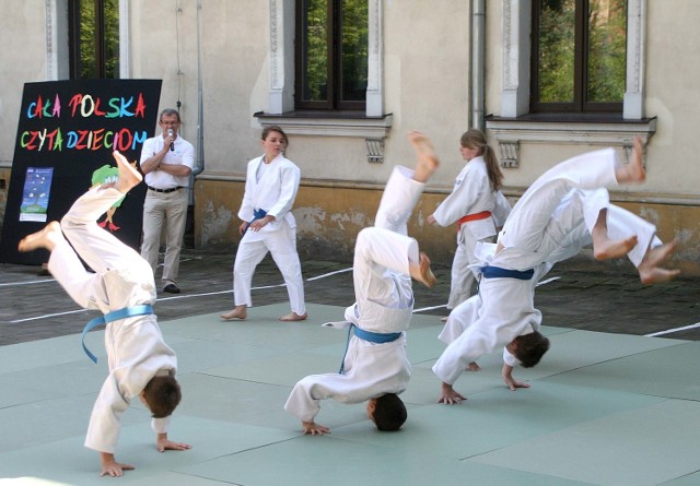 Tydzień Czytania Dzieciom w miejskiej bibliotece rozpoczął się nietypowo &#8211; od pokazu karate Klubu Karate Tradycyjnego "Tomo&#8221; 