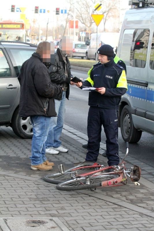 Volkswagen potrącił 90-letniego rowerzystę. Mężczyzna jest w szpitalu