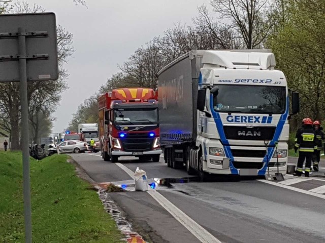 Wypadek na "siódemce" w Radomiu. Zderzyły się dwie osobówki i ciężarówka. Trzy osoby w szpitalu.