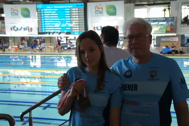 Medalistka mistrzostw Polski juniorów młodszych Daria Zielińska wraz ze swoim trenerem Jarosławem Wysockim