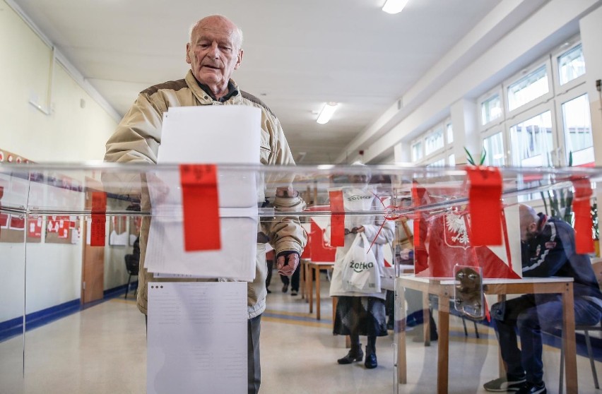 21.10.2018 gdansk.  wybory samorzadowe 2018. komisja...