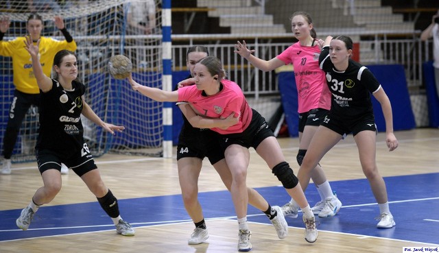 Piłkarki ręczne SPR Air-Transfer.pl Koszalin (różowe koszulki) zapewniły sobie grę w I lidze.
