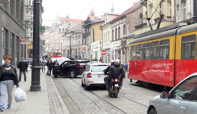 U zbiegu Rybnego Rynku i ul. Starej policja i służby porządkowe starają się udrożnić ruch pojazdów