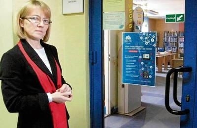 Dyrektor Maria Słuszniak zachęca do korzystania z bazy IBUK FOT. MAGDALENA UCHTO
