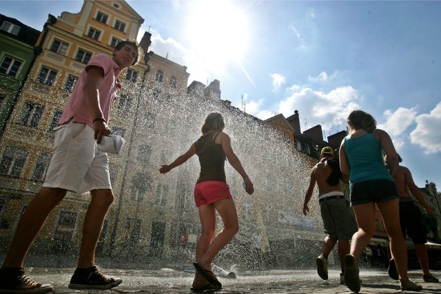 12.07.2010 wroclaw upal w miescie . w rynku stanely kurtyny wodne upal kurtyna wodna woda rynek lato gazeta wroclawska fot . pawel relikowski / gazeta wroclawska