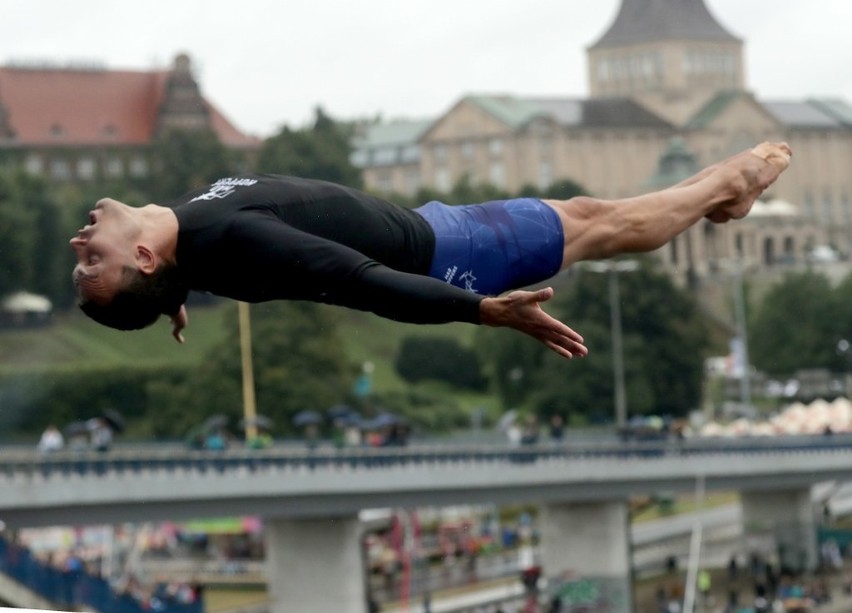 Akrobatyczne skoki do Odry z Trasy Zamkowej robią wrażenie!