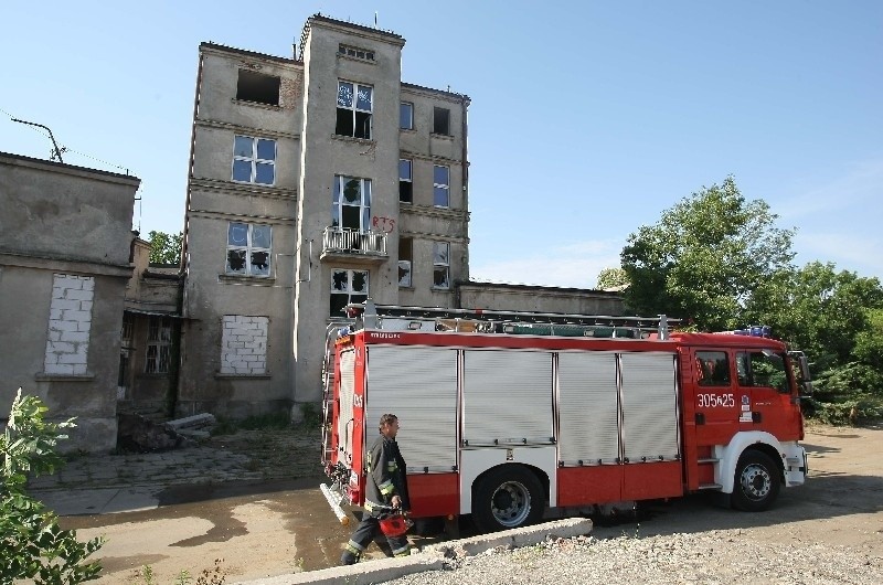 Kolejny pożar w dawnej zajezdni MPK przy ul. Dąbrowskiego [FILM]