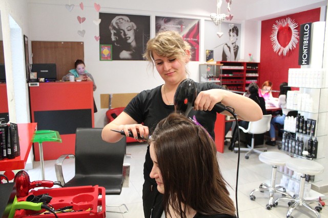 Wiktoria Kosowska (modeluje włosy) do zawodu fryzjerki przygotowuje się w salonie fryzjerskim Iguana w Chrzanowie