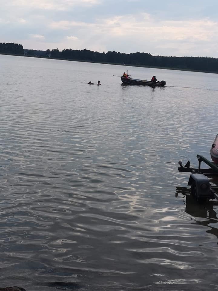 Akcja służb nad jeziorem Zagłębocze. Mężczyzna zeskoczył z rowerku do wody i już nie wypłynął 
