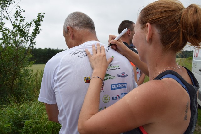 Pomysł biegu zrodził się w głowie Aleksandry Kacprzak, od siedmiu lat mieszkającej we Francji. Wspiera ją jej narzeczony Florian Chauvet, jego mama Maryvonne Chauvet i jej przyjaciółka Marie Rolland oraz Przemek Koziarski z Opola, żołnierz, mąż i ojciec oraz biegacz od 2011 roku. >> Najświeższe informacje z regionu, zdjęcia, wideo tylko na www.pomorska.pl 