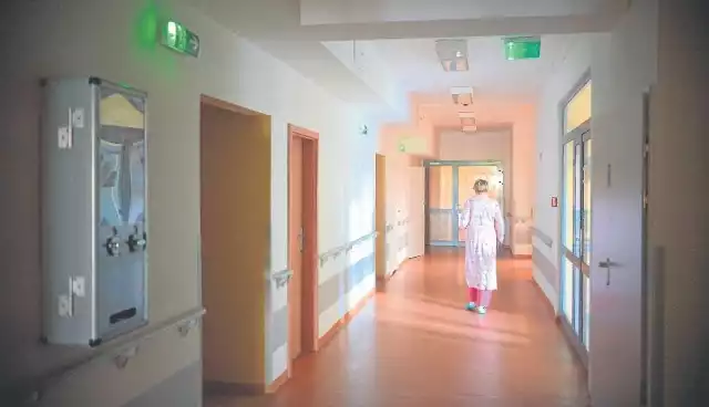Pielęgniarka, która tak jak pracownica szpitala w Lipnie została zaatakowana przez pacjenta ma wybór. Może spróbować przejść nad  zdarzeniem do porządku dziennego. Ale i może zgłosić je prokuraturze.