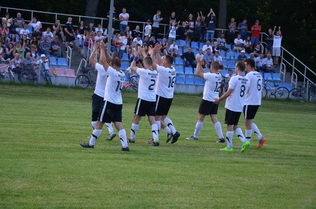 Mecz o trzecie miejsce, jak też sama finałowa rozgrywka, przyciagnęły na stadion w Kowali kilkuset widzów, którzy z zapałem oglądali zmagania. Pilkarze podziękowali im po meczu za doping.