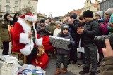 Uchodźcy z Czeczenii w Bielsku-Białej spotkali się z mieszkańcami. Były prezenty od Św. Mikołaja i wspólny polonez ZDJĘCIA
