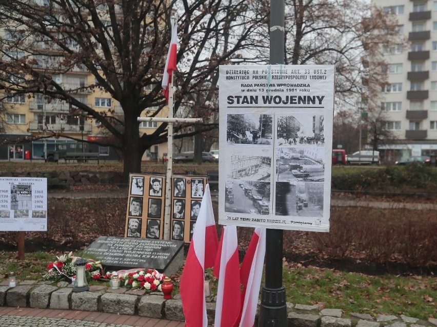 Szczecin. Kwiaty pod tablicą Ofiar Stanu Wojennego i pod bramą stoczni [ZDJĘCIA]