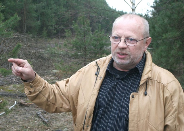 - Nie wierzę, że wysypano tutaj tylko osady ściekowe. Sąsiad widział, jak w kopcach tej mazi żerowały lisy &#8211; twierdzi  pan Zenon, właściciel działki rekreacyjnej w tej miejscowości.