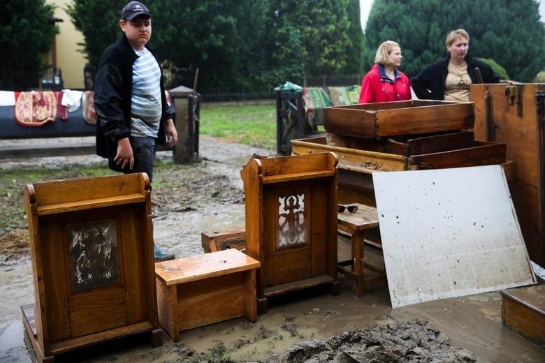 M.in. mieszkańcy Łapanowa walczą ze skutkami powodzi