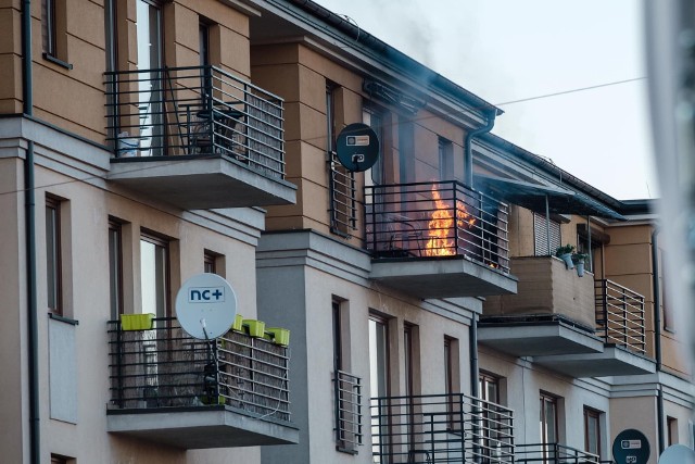 Do pożaru doszło wczoraj po południu przy ul. Słowackiego w Aleksandrowie Ł. Na balkonie mieszkania znajdującego się na czwartym piętrze w budynku mieszkalnym, zaczął się palić grill zasilany butlą gazową. CZYTAJ DALEJ>>>.