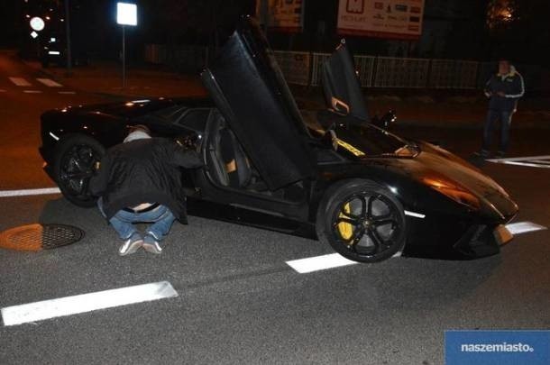 Porzucone lamborghini odnaleziono na ulicy Kapitulnej we...