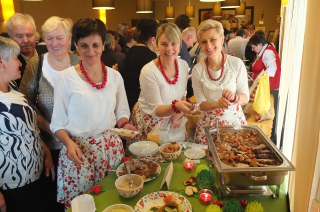 Urszula Troczyńska, Karina Morawiec i Aleksandra Smoleń z KGW w Kazimierzu częstowały w Prószkowie cynaderkami z fasoli i karczkiem z imbirem i sosem chrzanowym.