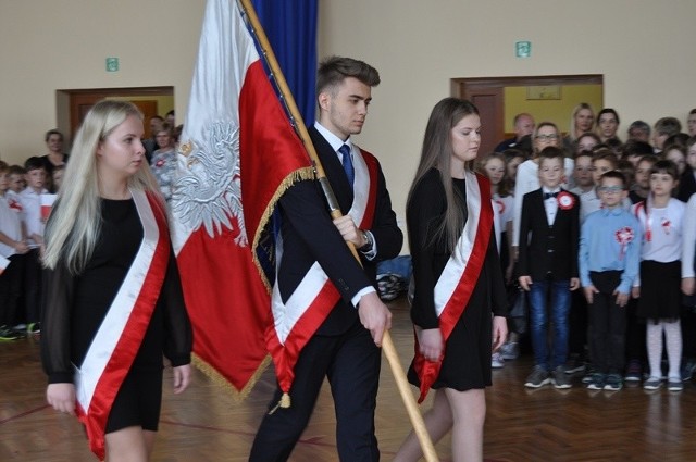 W piątek uczniowie Zespołu Szkół imienia Edwarda Szylki w Ożarowie bili "Rekord dla Niepodległej", śpiewając cztery zwrotki hymnu państwowego. Uroczystość odbyła się z niezwykłą pompą. Zobacz zdjęcia!