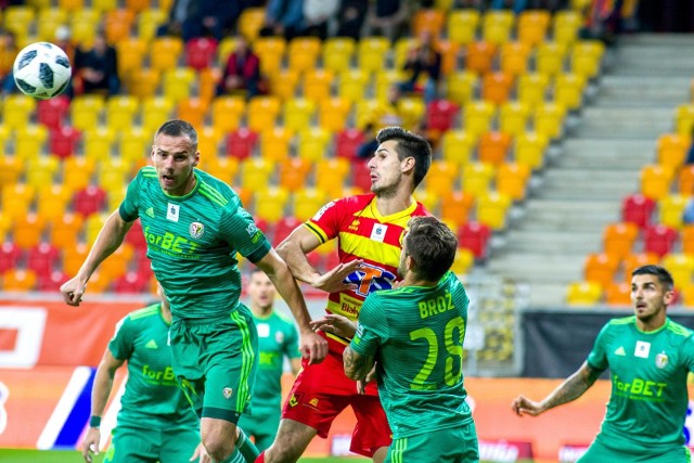 Jesienna klęską 0:4 ze Śląskiem Wrocław mocno utkwiła w pamięci piłkarzy Jagiellonii (na żółto-czerwono), którzy w piątek postarają się o rehabilitację