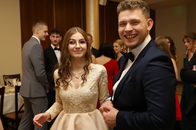 Maturzyści z VI Liceum Ogólnokształcącego bawili się na studniówce 2023 w hotelu Ambasada w Krobi.
