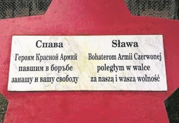 Na tablicy poświęconej żołnierzom radzieckim, którzy wyzwalali Lębork, znajdują się błędy w pisowni rosyjskich wyrazów